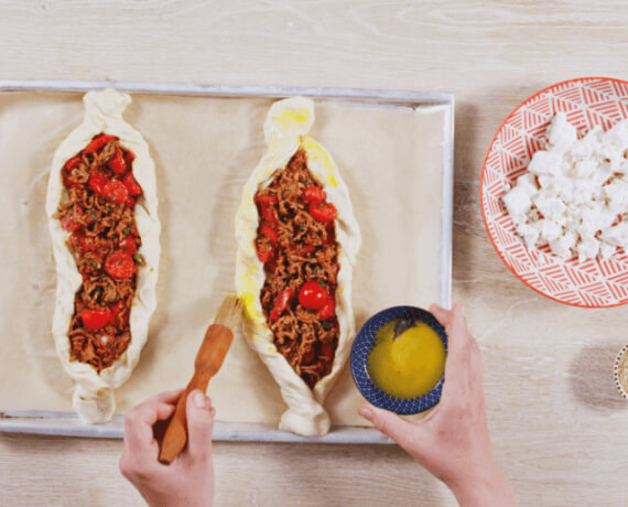 Dies ist Schritt Nr. 6 der Anleitung, wie man das Rezept Pide mit Hackfleisch zubereitet.