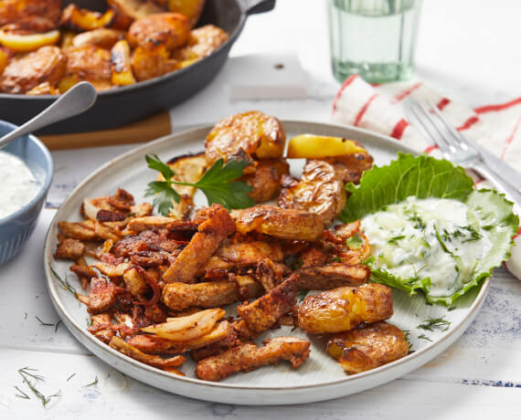 Tofu-Gyros mit Zatziki und knusprigen Smashed-Kartoffeln