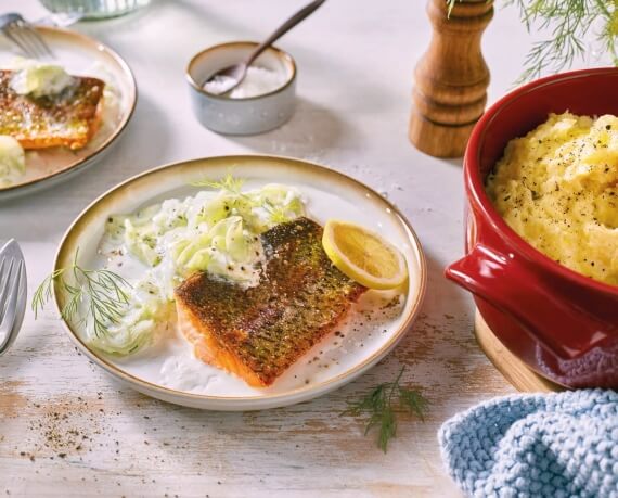 Knusprig gebratene Lachsforelle mit Kartoffelstampf und Dill-Gurkensalat