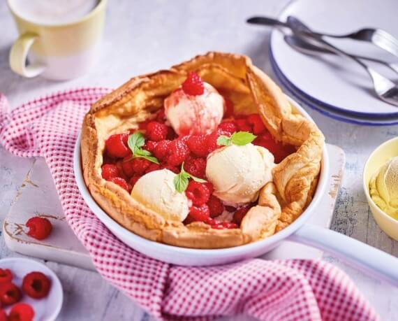 Ofen-Pfannkuchen mit Beeren und Vanilleeis