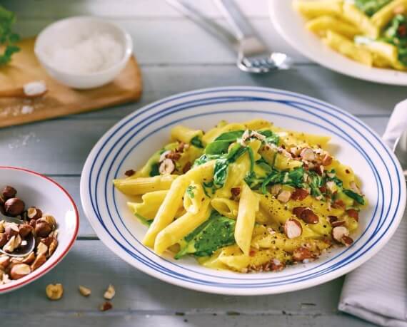 Pasta in veganer Reibegenusssauce mit Haselnusstopping