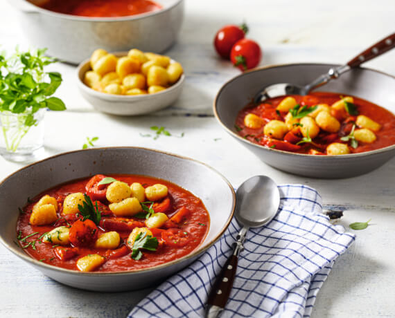 Schnelle Tomatensuppe mit Gnocchi und frischen Kräutern