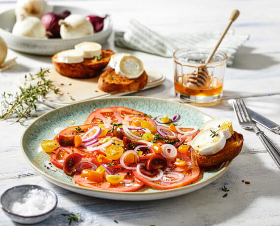 Tomatencarpaccio mit Ziegenkäse-Crostini