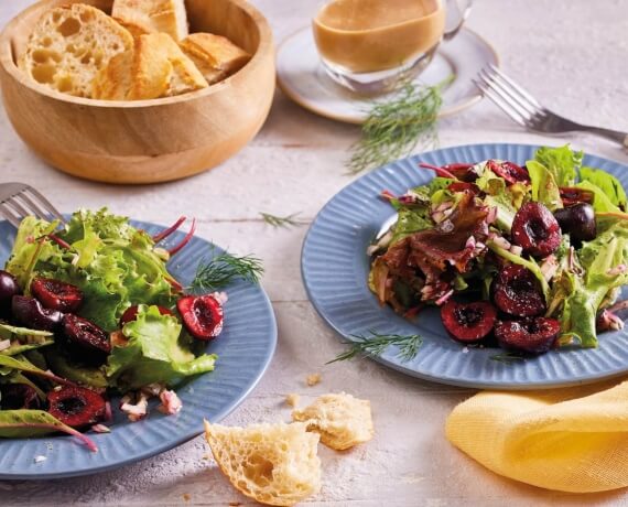 Fruchtiger Salat mit Kirschen