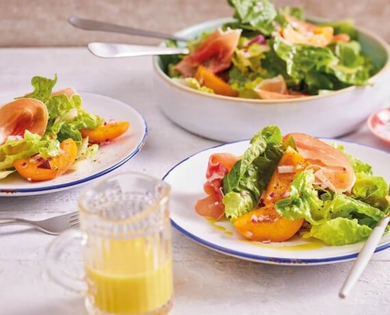 Fruchtiger Salat mit Aprikosen und Schinken