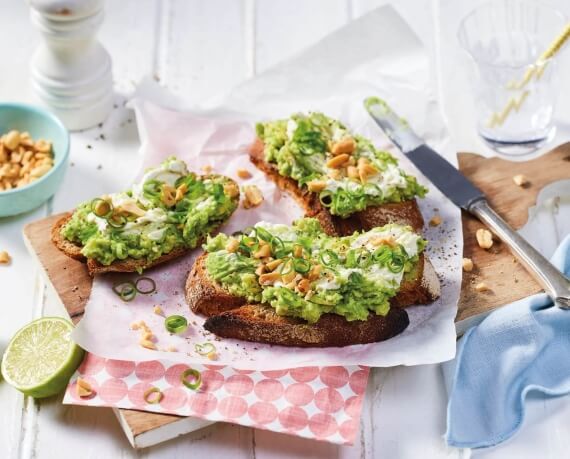 Avocado-Frischkäse-Brot mit Erdnüssen