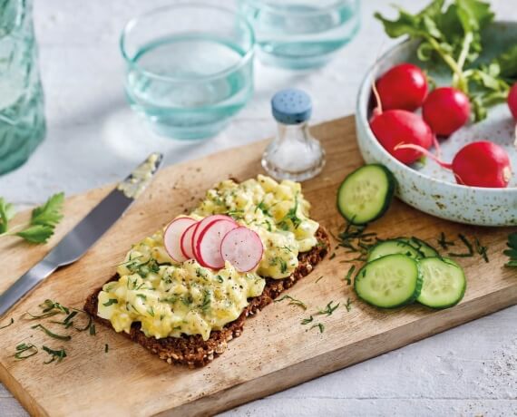 Brot mit Petersilien-Eiersalat