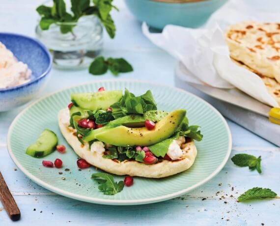 Fladbread - Fladenbrot mit Feta-Creme und Rucola-Gurkensalat