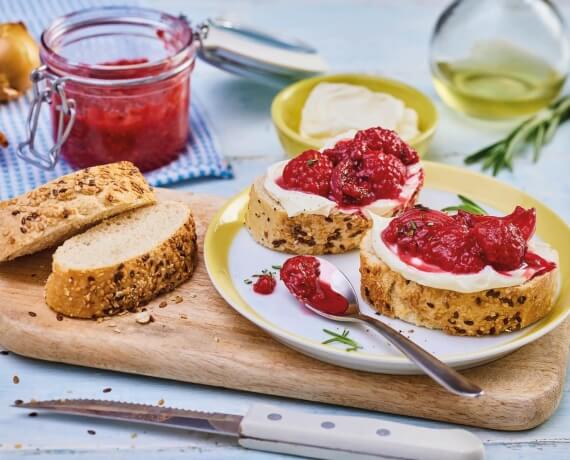 Brötchen mit Himbeer-Rosmarin-Sugo