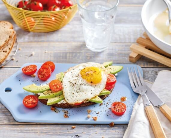 Avocado-Tomaten-Brot mit Spiegelei