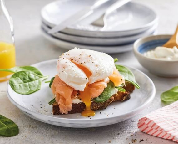 Lachs-Brot mit pochiertem Ei