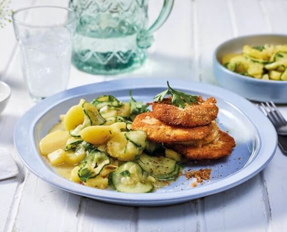 Veganes Kohlrabischnitzel mit Kartoffel-Gurken-Salat