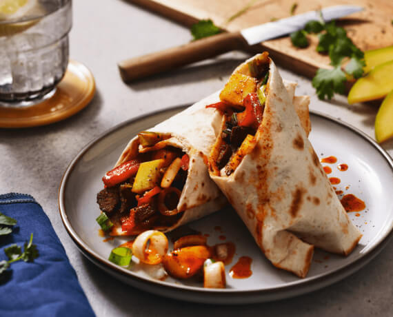 Wraps mit mariniertem Rindersteak und Mango