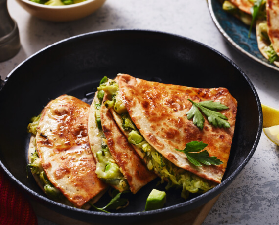 Quesadillas mit Zucchini und Avocado