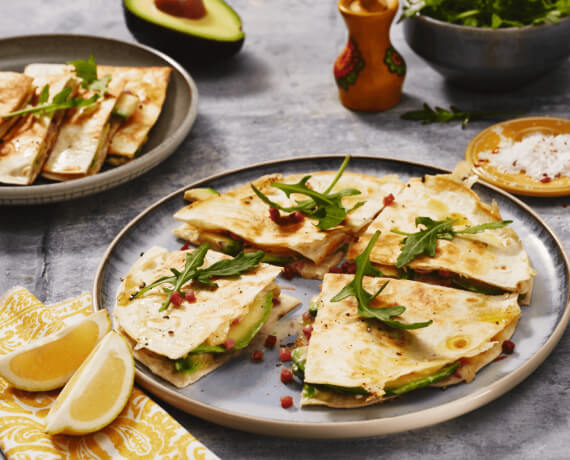 Avocado-Quesadillas mit Rucola