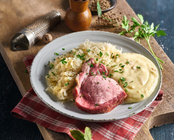 Kassler mit Kartoffelpüree und Sauerkraut