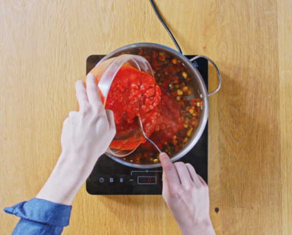 Dies ist Schritt Nr. 2 der Anleitung, wie man das Rezept Gemüselasagne mit Ratatouillegemüse zubereitet.