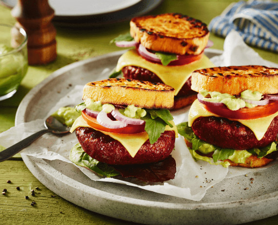 Süßkartoffel-Burger mit Avocado-Soße