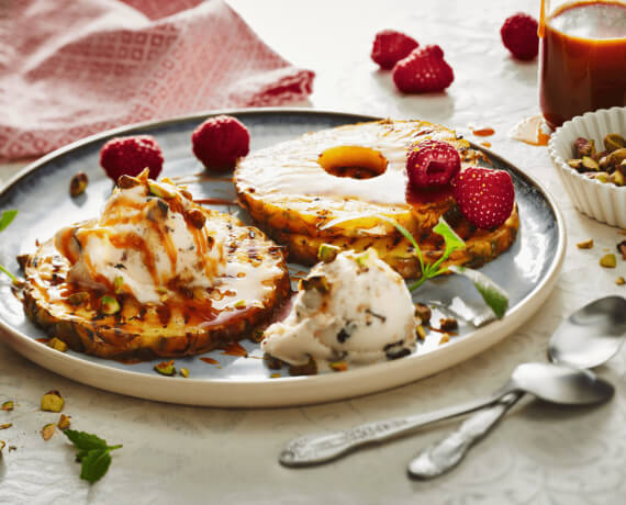 Gegrillte Ananas mit Karamellsauce und Banana-Chunk-Eis