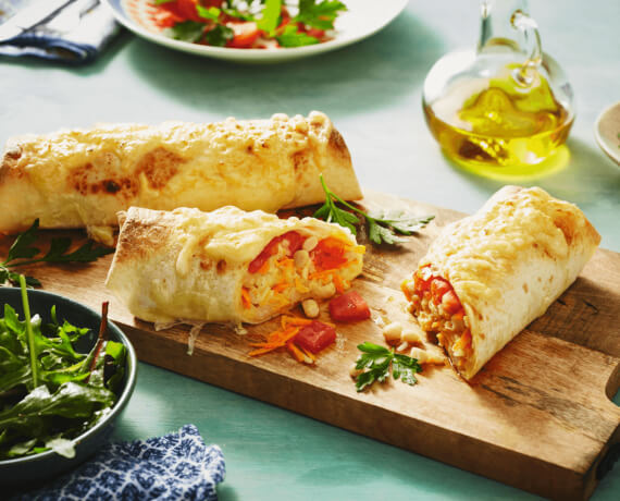 Gefüllte Burritos mit Tomaten-Salsa und Bohnen-Mais-Gemüse