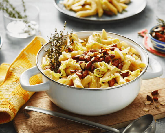 One-Pot-Pasta mit Wirsing und Thymian-Mandel-Crunch