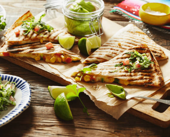 Vegetarische Quesadillas mit Koriander-Guacamole und Limettensalat