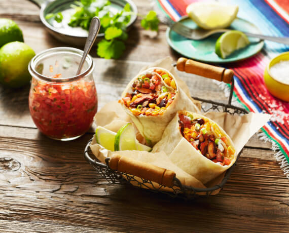 Mexikanische Burritos mit Tomatensalsa und Salat