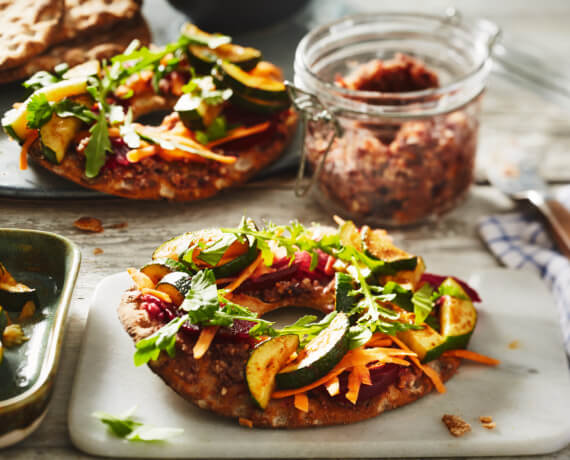 Schwedische Bruschetta mit gegrillter Zucchini und Cranberry-Sauce