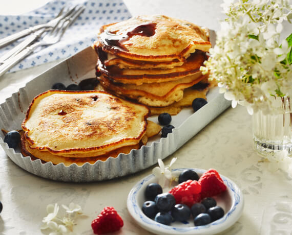 Vegane Pancakes mit Beeren und Zuckerrübensirup