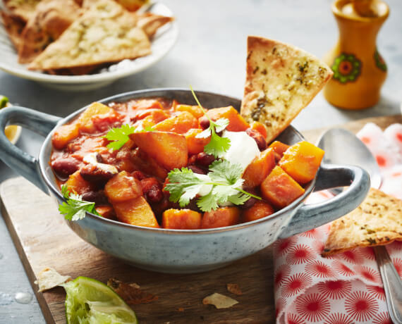 Chili con Kürbis mit selbstgemachten Tortilla-Chips