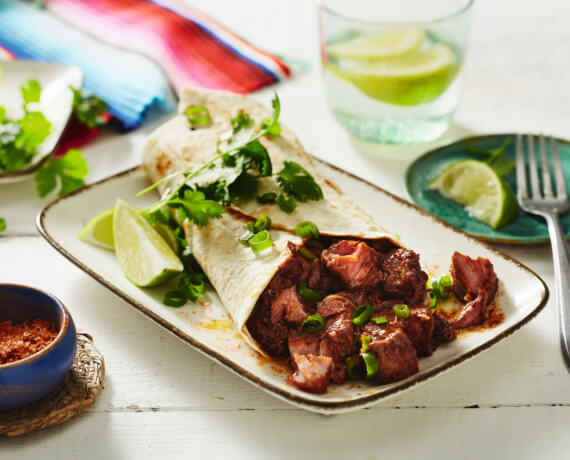 Wraps mit Gulasch in scharfer Mole