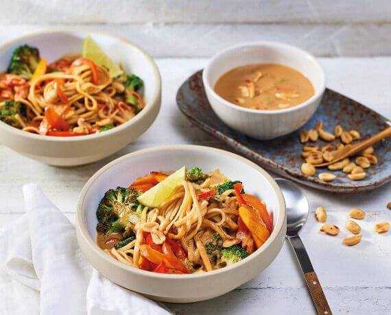 Vegane Udon Nudeln mit Erdnusssauce