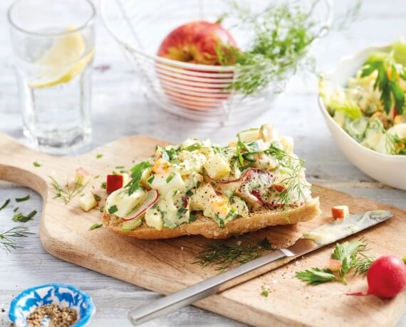 Eiersalat mit Apfel und Kräutern