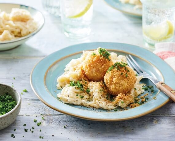 Braun gebutterte Kartoffelklöße mit rahmigen Apfel-Sauerkraut und Schnittlauchbröseln