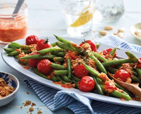 Buschbohnen mit Tomatenpesto und Mandeln