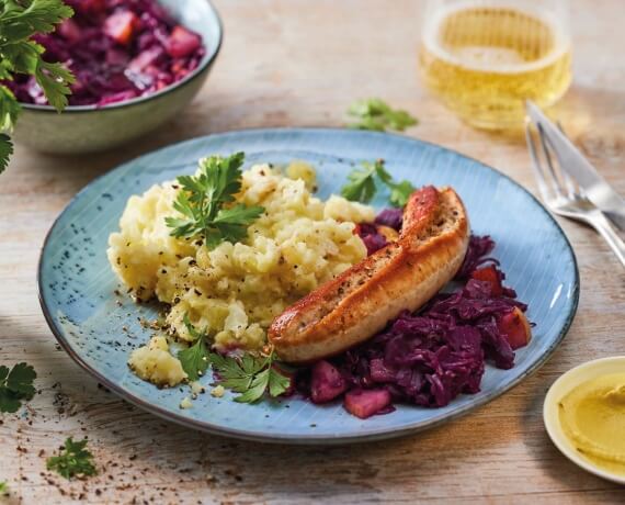 Bratwurst mit Blumenkohl-Kartoffelpüree an Birnen-Rotkohl