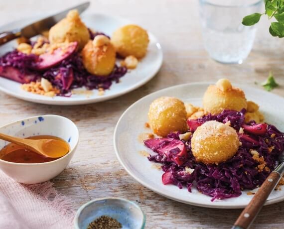 Apfel-Rotkohl mit Kartoffel-Klößen in Macadamia-Nusspanade