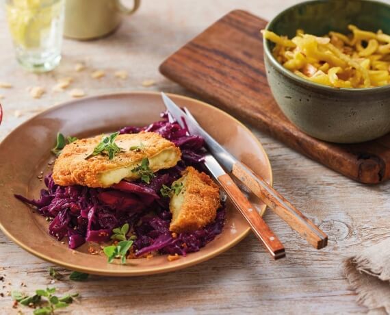 Back-Camembert mit Rotkohl und Haselnuss-Spätzle