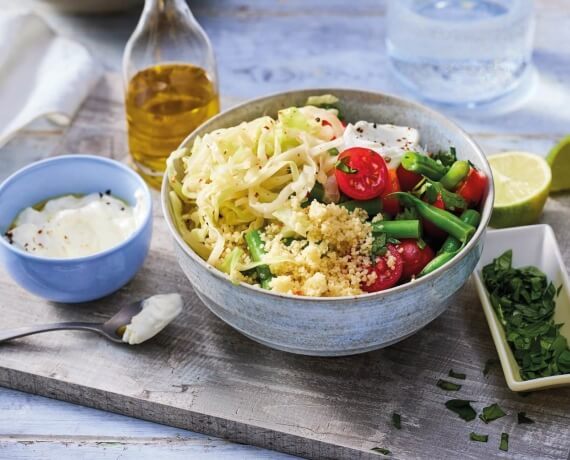 Couscous-Gemüse-Bowl mit Kohl, Quark und Kräutern