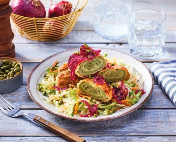 Gebratene Maultaschen auf Krautsalat mit geschmorten Zwiebeln und Pistazien