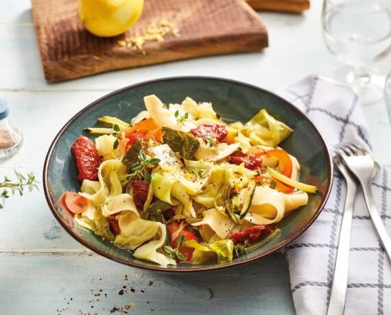 Karamellisiertes Spitzkohlgemüse mit Pastaecken und Zucchini