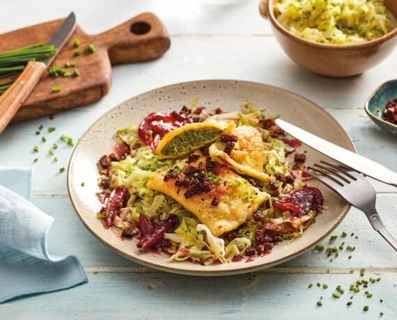 Gemüsemaultaschen mit Spitzkohl, Rotweinschalotten & Pumpernickelbröseln