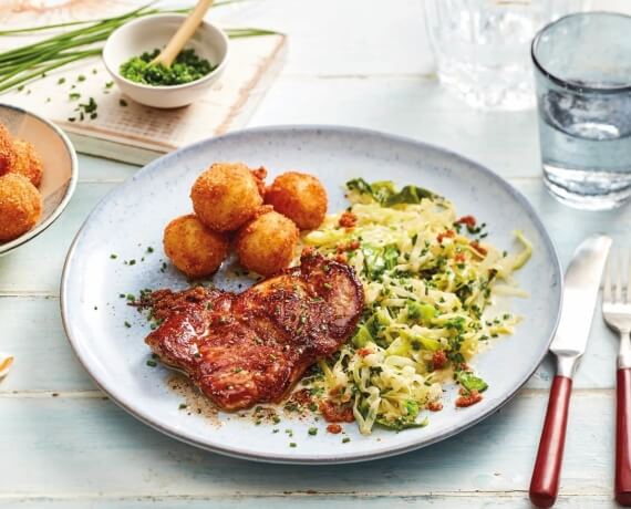 Schweinerückensteaks mit Knödeln und Spitzkohl