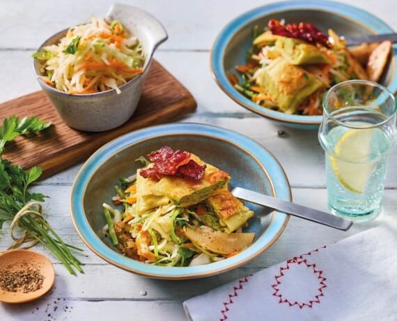 Maultaschen mit gebratenen Birnen und Speck an Coleslaw-Salat