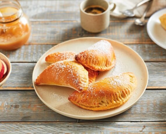 Piroggen - gebackene Piroschki-Teigtaschen mit Füllung aus Apfel