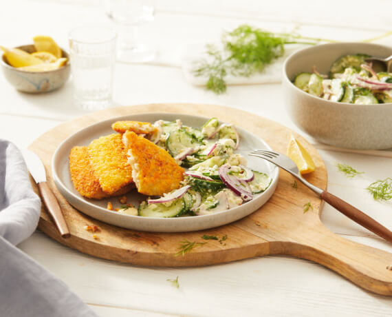 Gurkensalat mit Joghurt-Dill-Dressing und veganem Vemondo-Cornflakes-Schnitzel