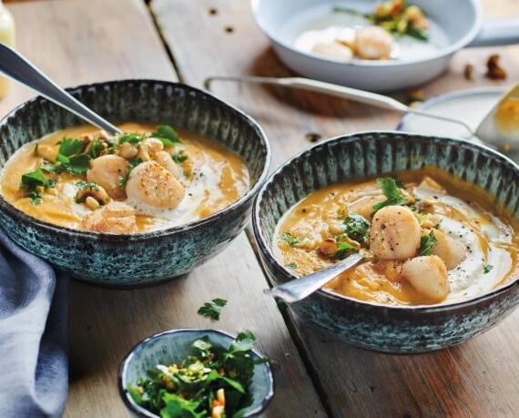 Süsskartoffelsuppe mit Jakobsmuscheln und Cashewkernen