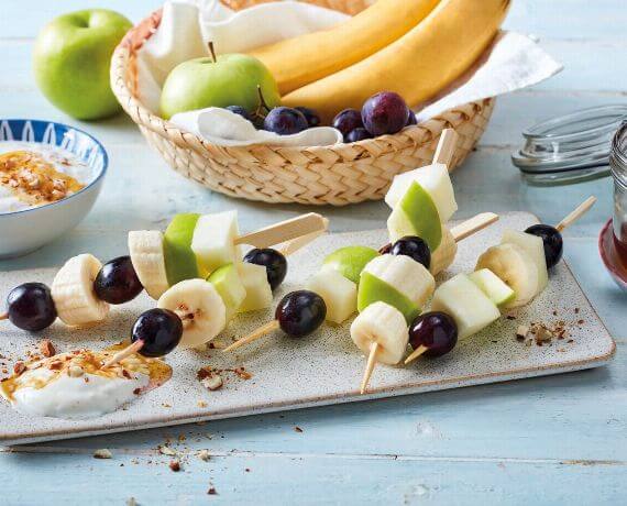 Obstspieße mit Joghurt-Dip