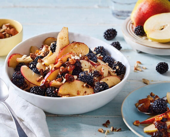 Obstsalat mit Brombeeren