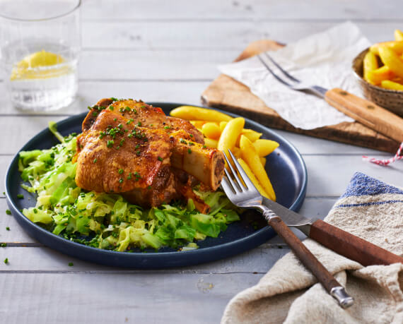 Schweinshaxe mit Spitzkohl und Schupfnudeln